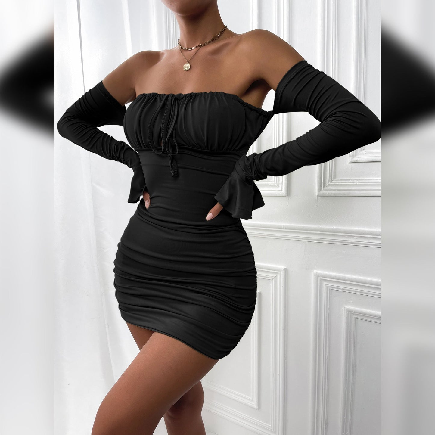Ashley – Sexy Kurzarmkleid mit schulterfreiem Design und Plissee-Details