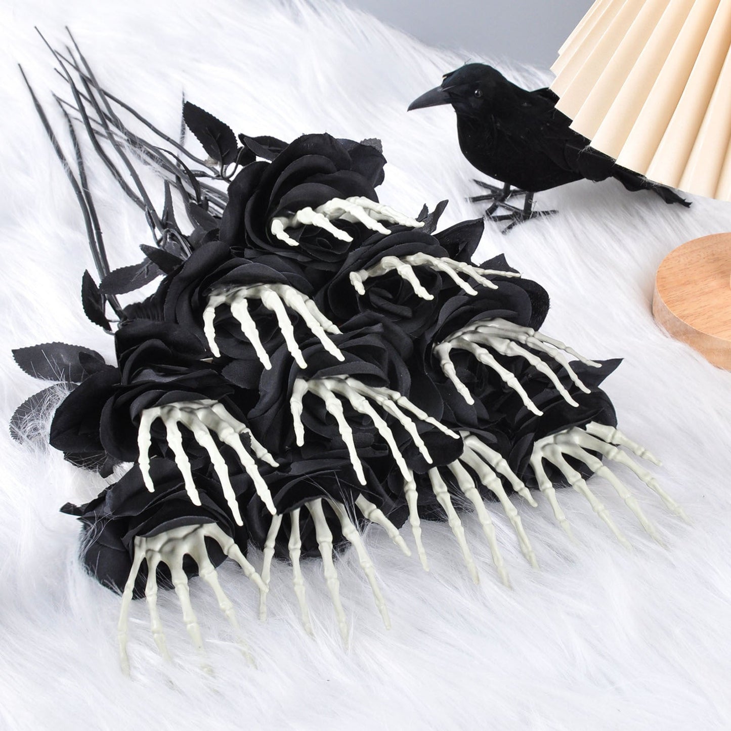 Halloween Deko Künstliche Rosen mit Skelett-Hand – Gruselige Partydeko für Halloween
