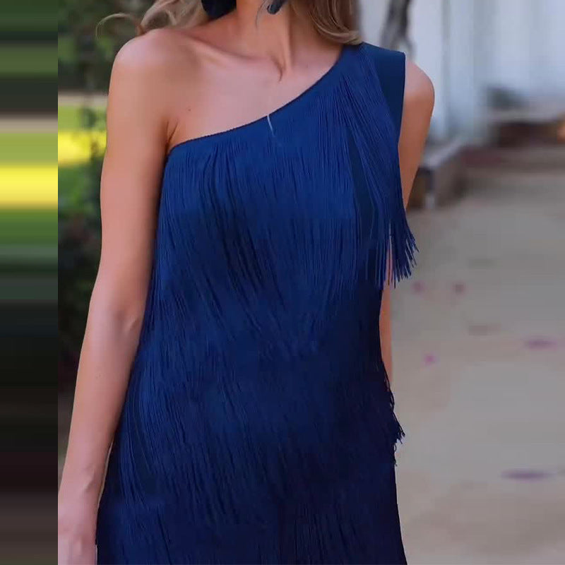 Nicola – Kleid mit diagonellem Kragen und mehrlagigem Fransen-Stitching-Design