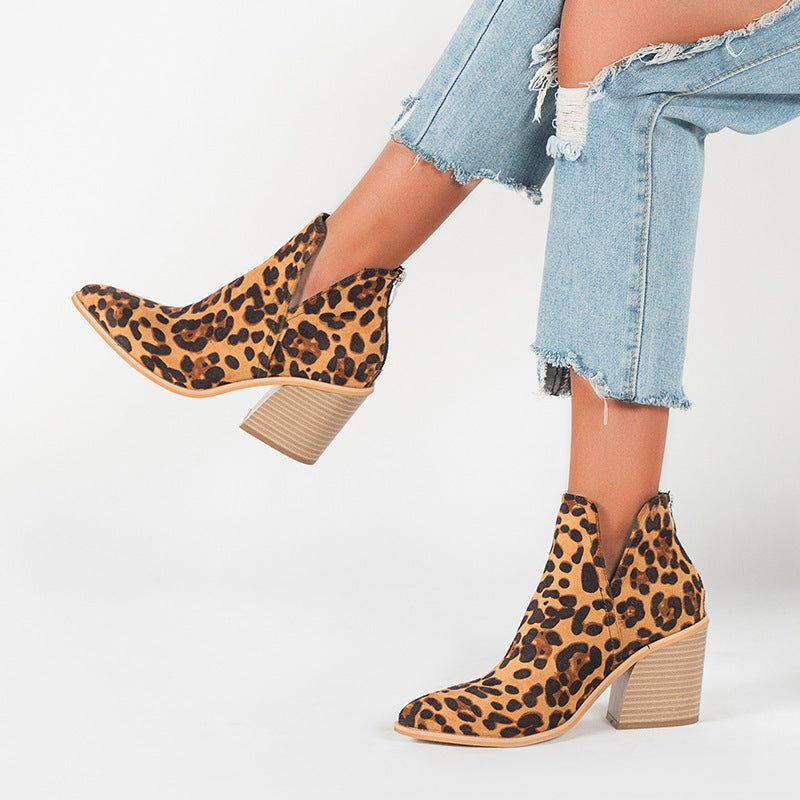 Clara – Leopardenmuster Kurzstiefel mit hohem dicken Absatz und spitzem Fuß