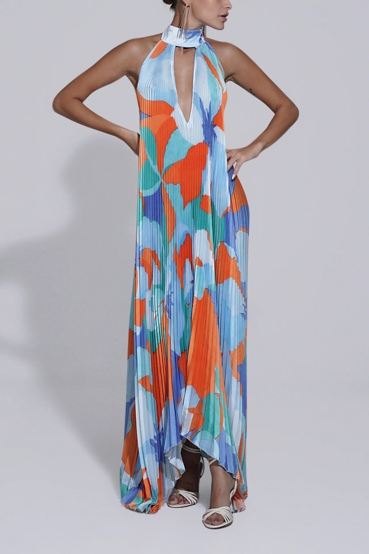 Chelsea – Schwingendes Kleid mit Tiefem V-Ausschnitt und Rückenfreiem Design