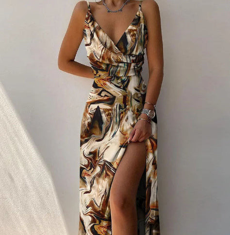 Rachel – V-Ausschnitt Slip-Kleid mit tiefem Ausschnitt und bedrucktem Schlitz