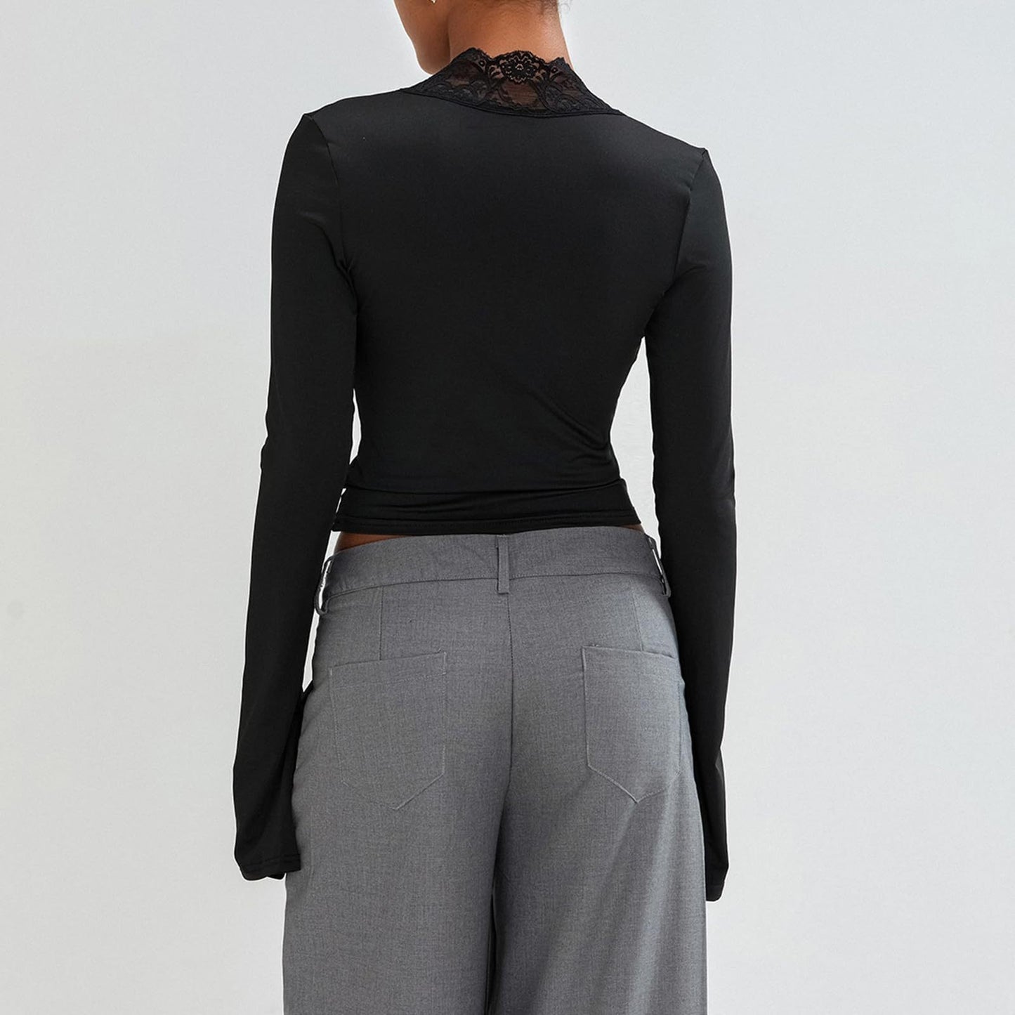 Carol – Slim V-Ausschnitt Spitzen T-Shirt mit Trompetenärmeln