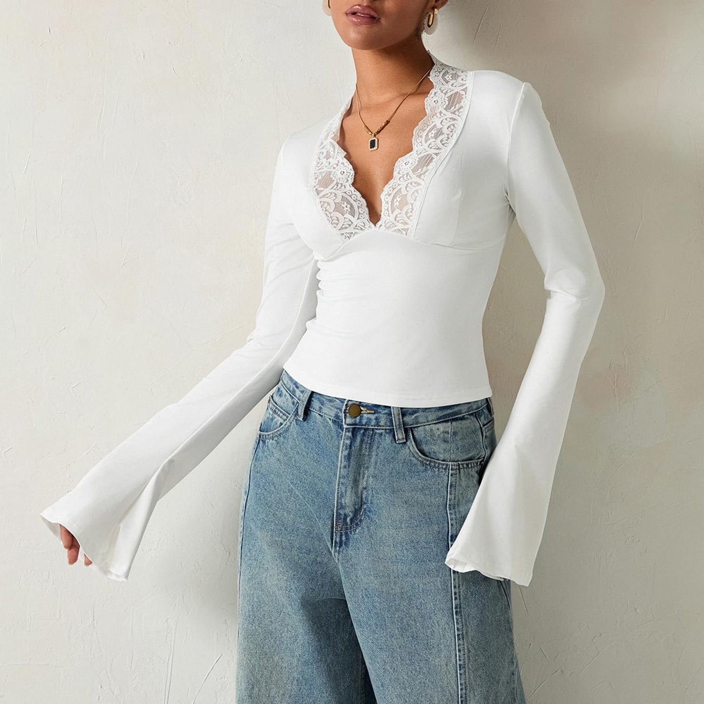 Carol – Slim V-Ausschnitt Spitzen T-Shirt mit Trompetenärmeln