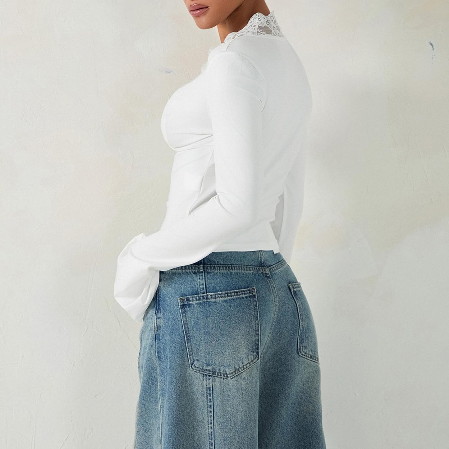 Carol – Slim V-Ausschnitt Spitzen T-Shirt mit Trompetenärmeln
