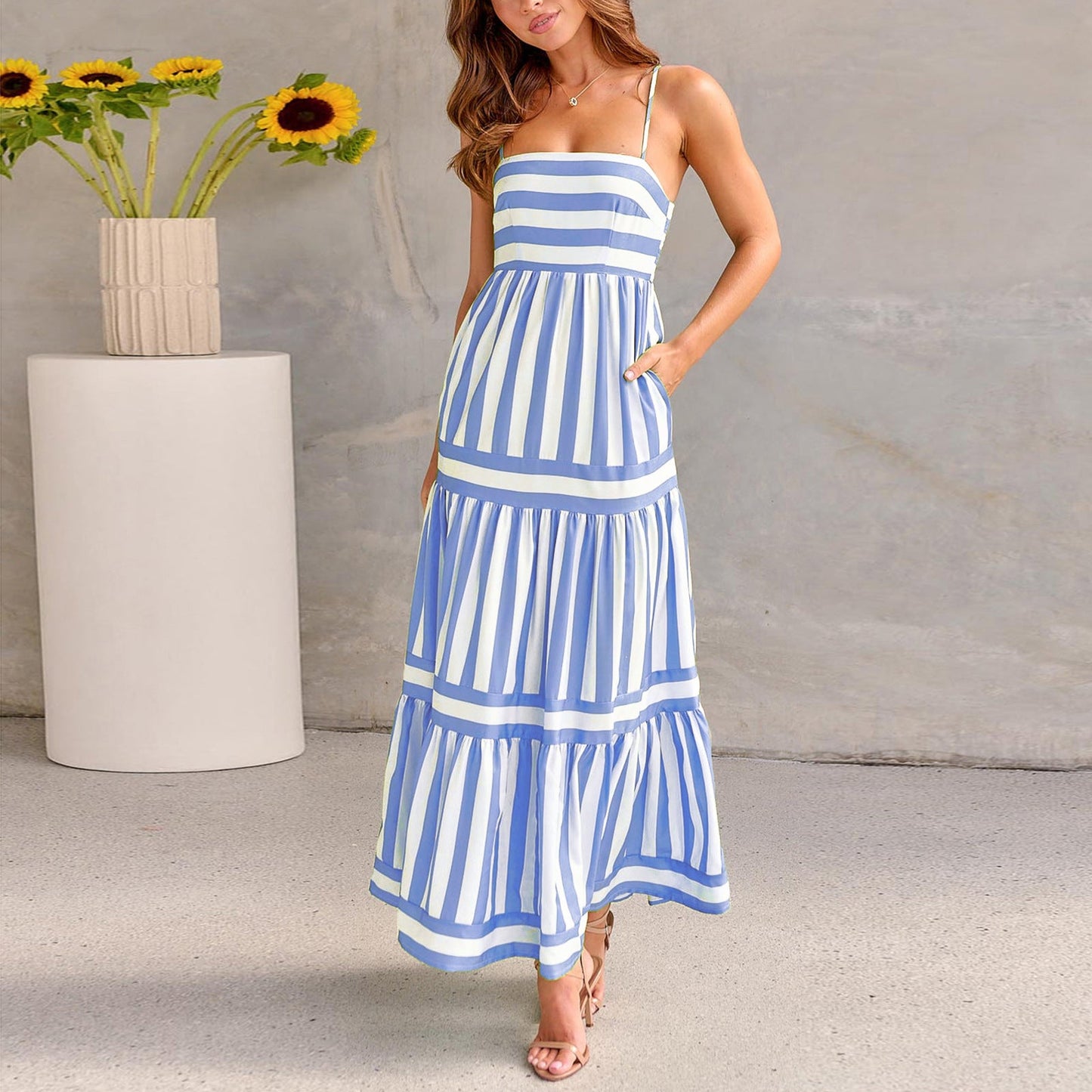 Hayley – Langes Kleid mit Trägern und Taschen im gestreiften Druck für den Strandurlaub