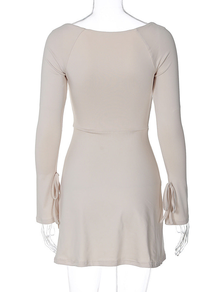 Sharon – Figurbetontes Kleid mit quadratischem Kragen und Glockenärmeln