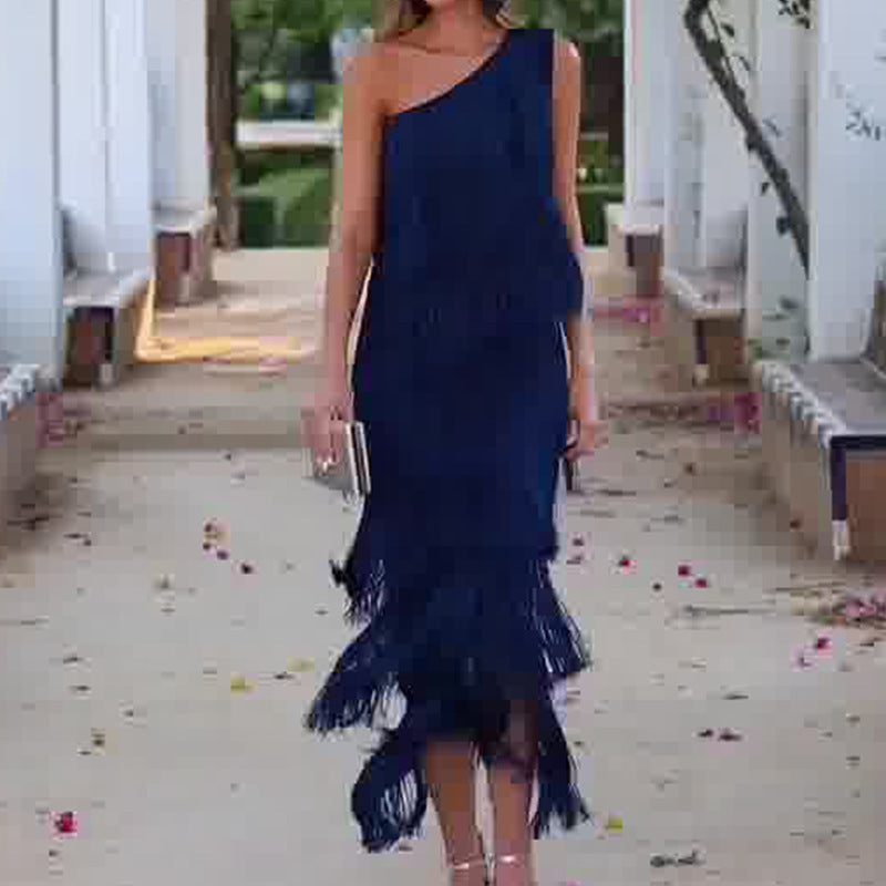 Nicola – Kleid mit diagonellem Kragen und mehrlagigem Fransen-Stitching-Design