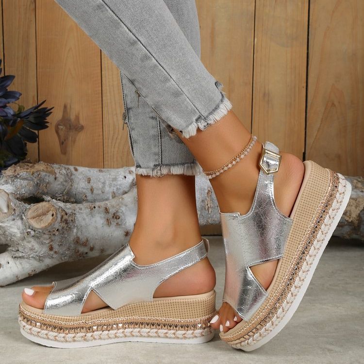 Anne – Glänzende Sandalen mit Lochdesign und Fischmaul für Damen