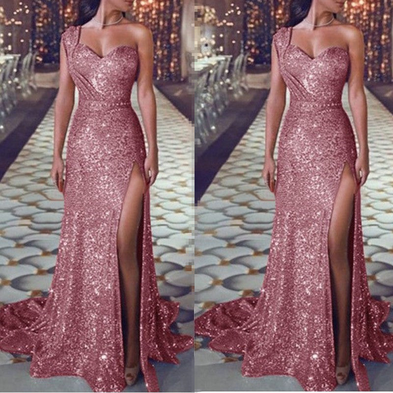 Ruby – Einseitiges ärmelloses glänzendes Split-Kleid