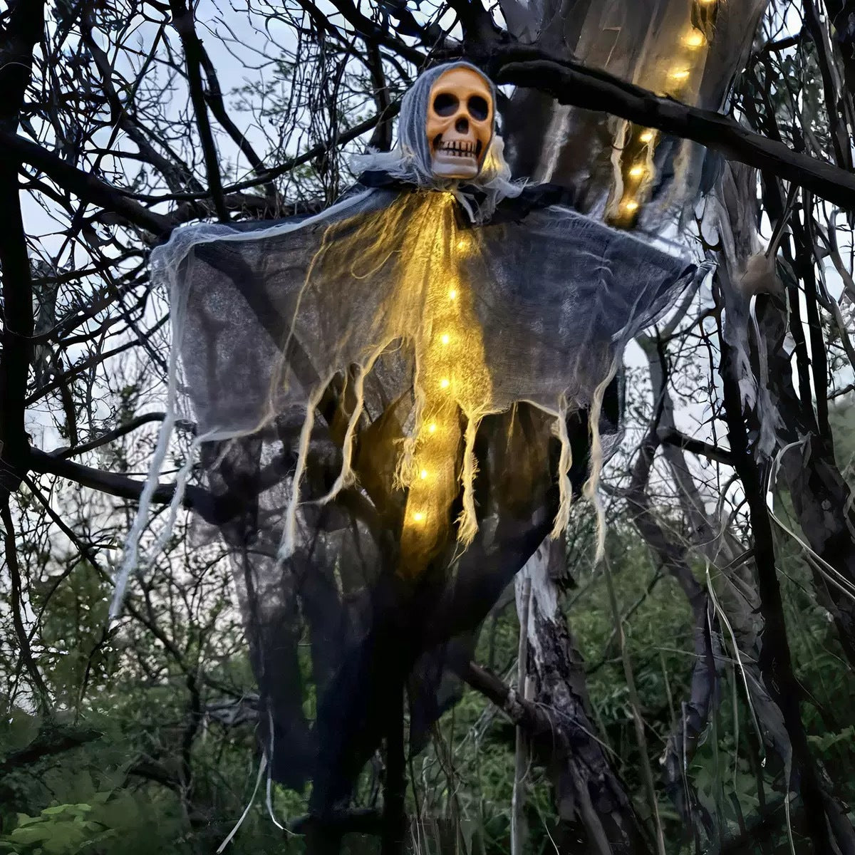 Halloween Hängender Geist mit LED-Lichtern – Gruselige Dekoration für Halloween-Partys & Außenbereich