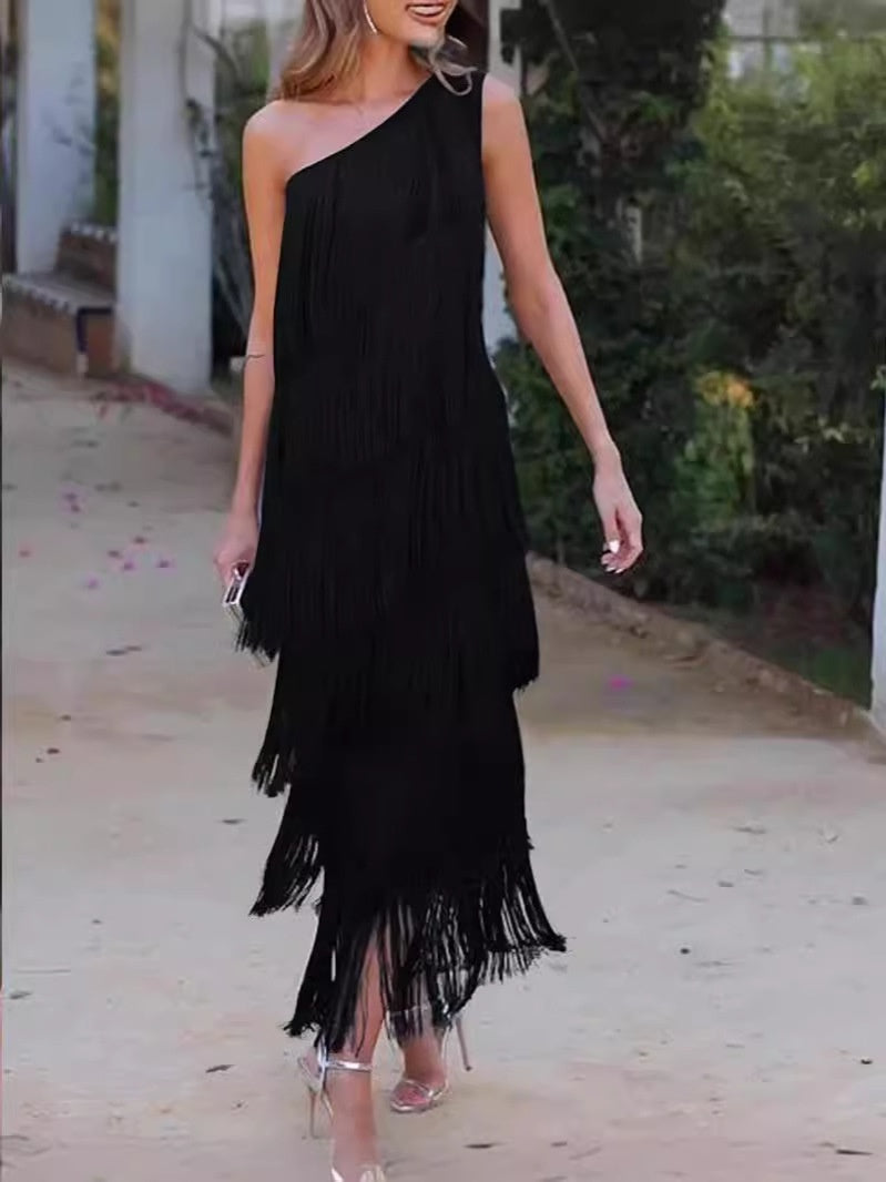 Nicola – Kleid mit diagonellem Kragen und mehrlagigem Fransen-Stitching-Design