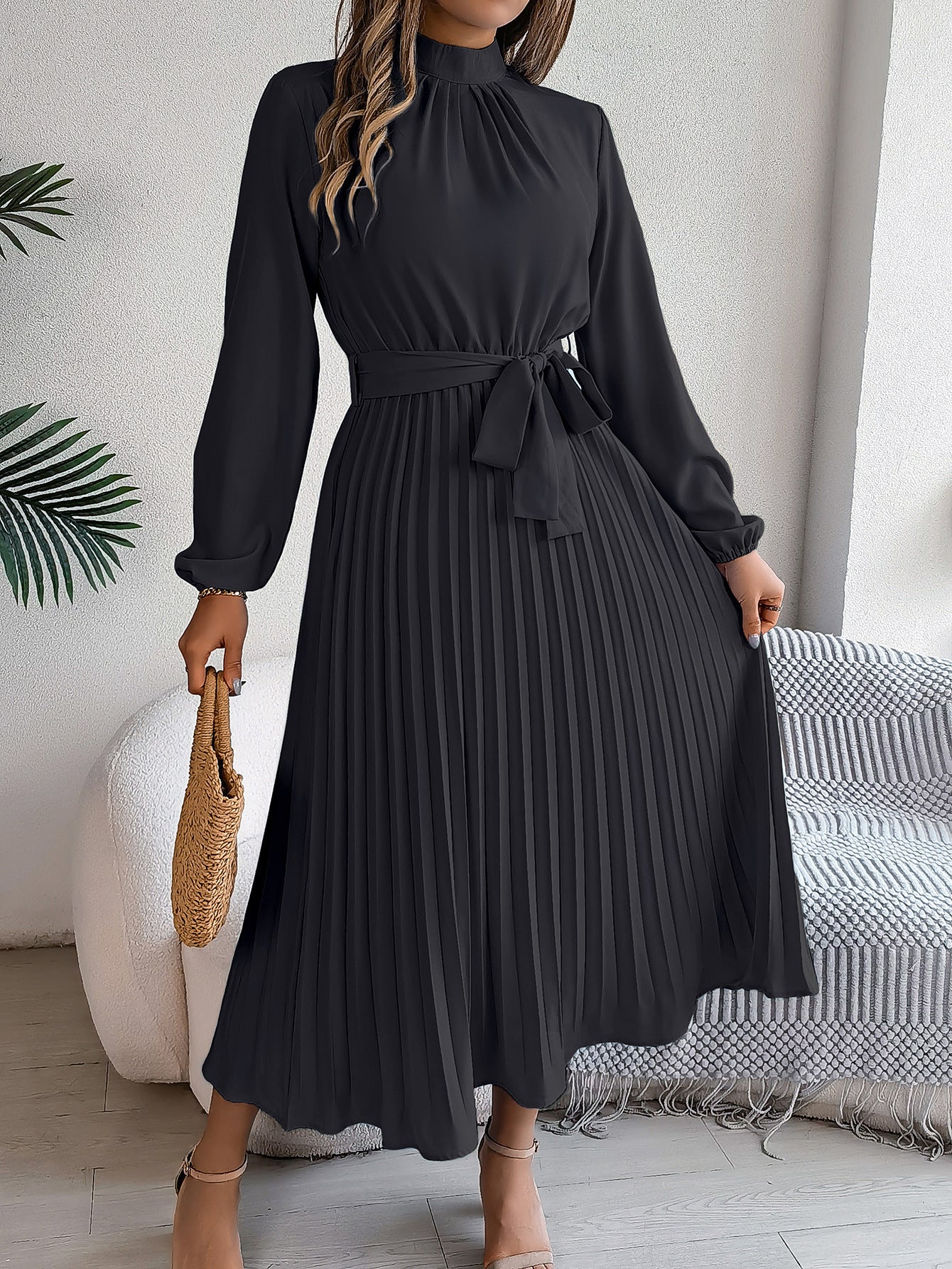 Rachel – Elegantes Kleid mit Stehkragen und langen Ärmeln