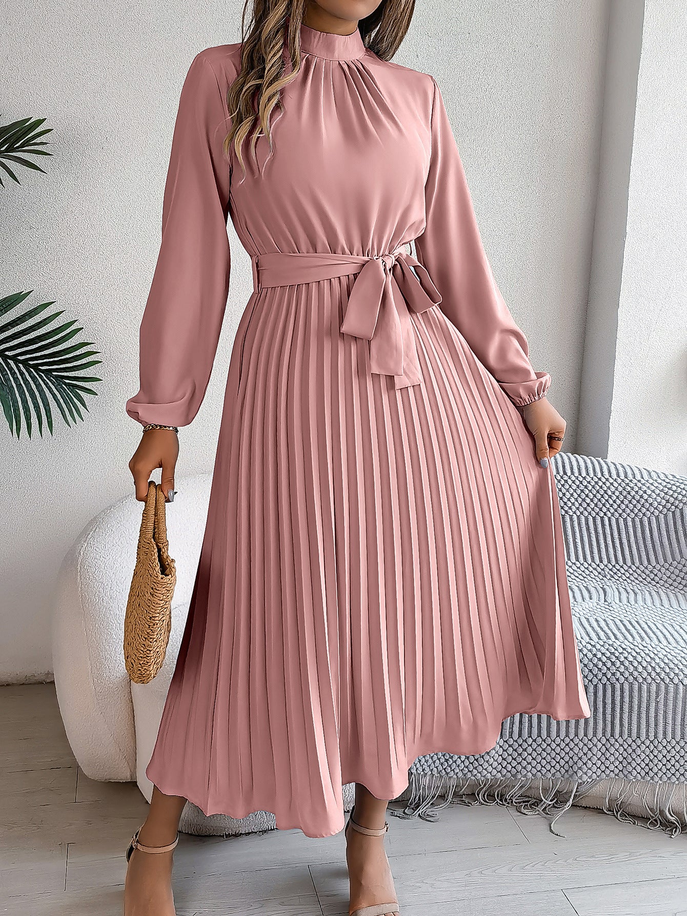 Rachel – Elegantes Kleid mit Stehkragen und langen Ärmeln