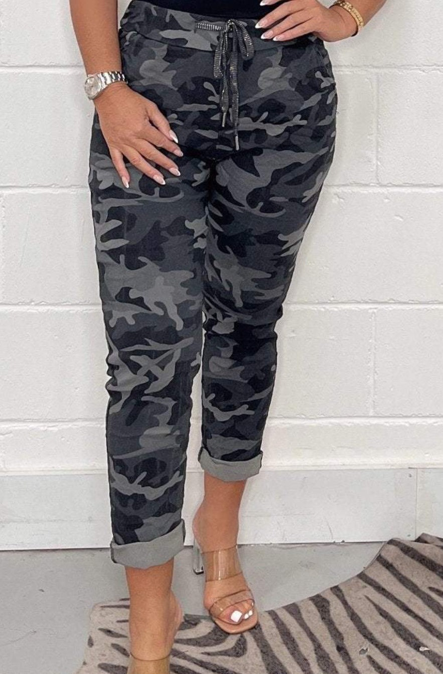 Christine – Lockere Sporthose mit Camouflage-Muster