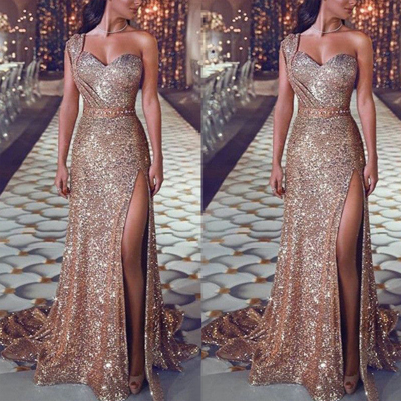 Ruby – Einseitiges ärmelloses glänzendes Split-Kleid