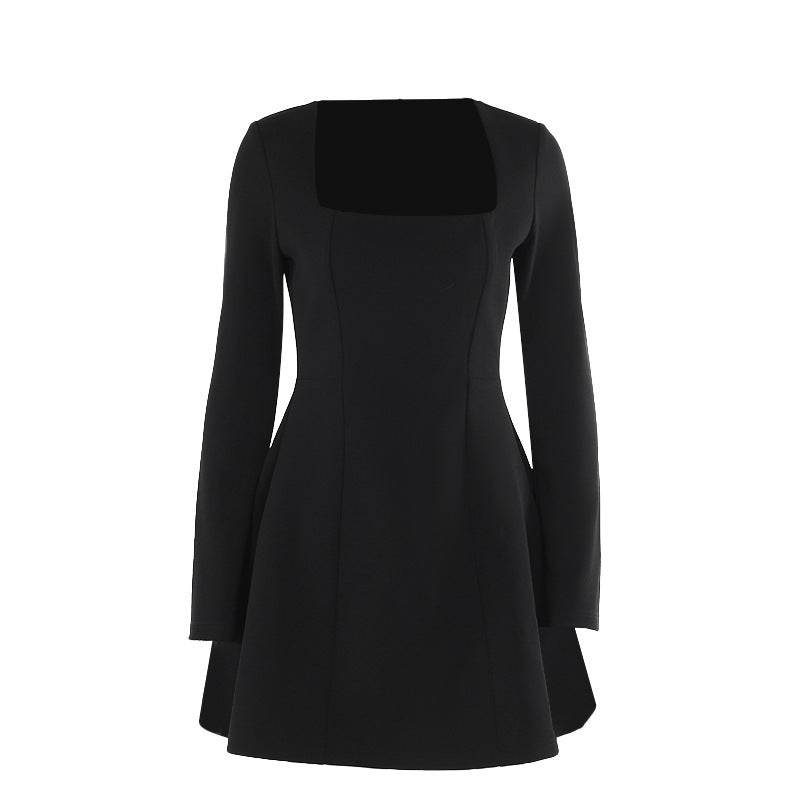 Ruth – Slim Fit Langarmkleid mit quadratischem Kragen