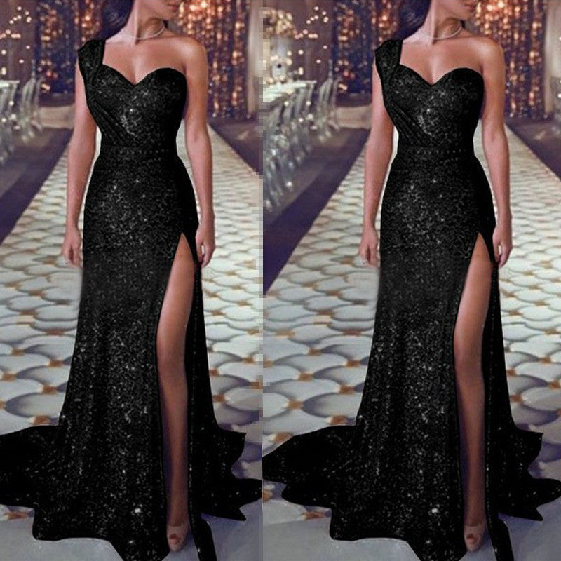Ruby – Einseitiges ärmelloses glänzendes Split-Kleid