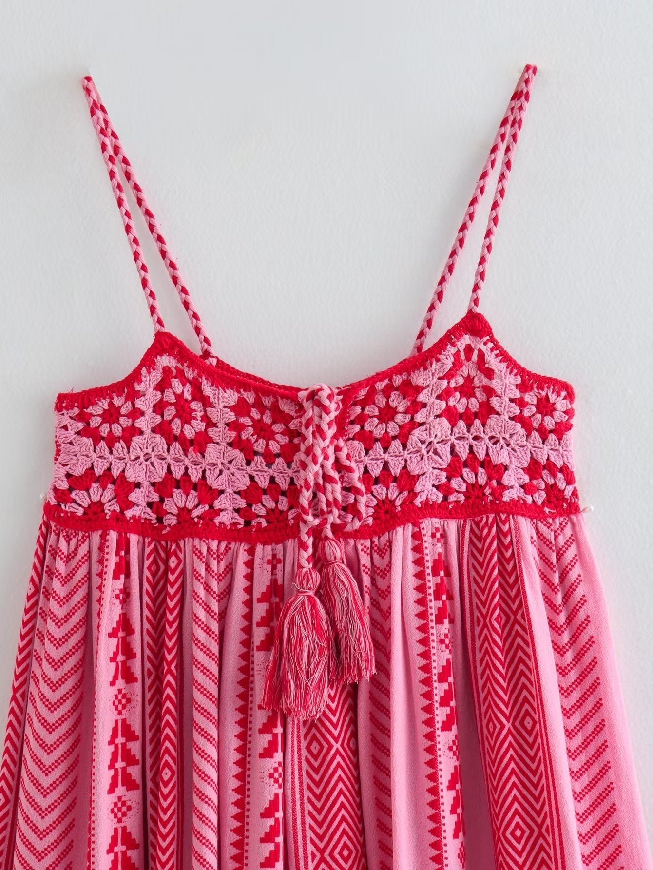 Lucy – Langes gehäkeltes Kleid mit U-Ausschnitt und Spaghetti-Trägern