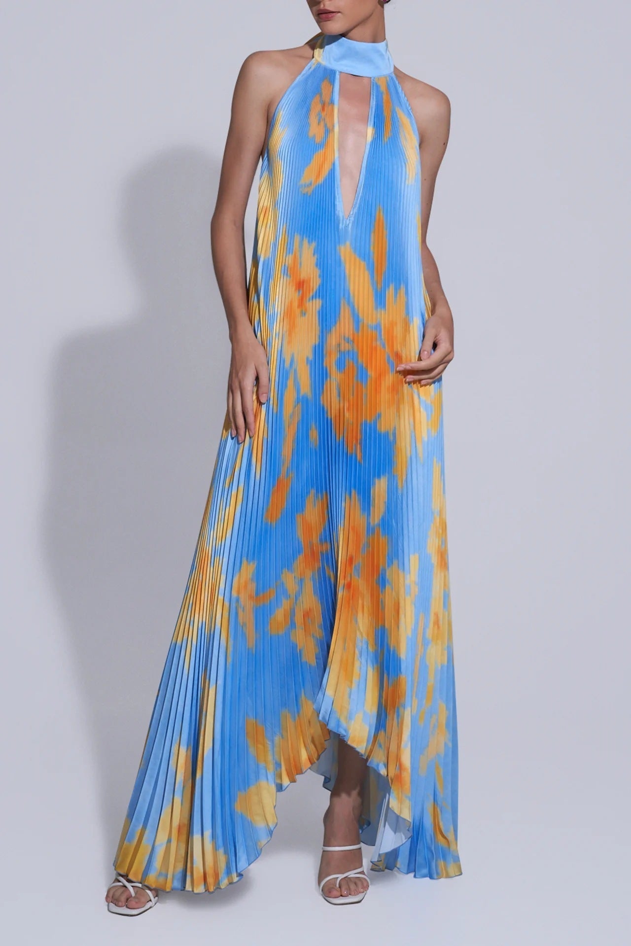 Chelsea – Schwingendes Kleid mit Tiefem V-Ausschnitt und Rückenfreiem Design