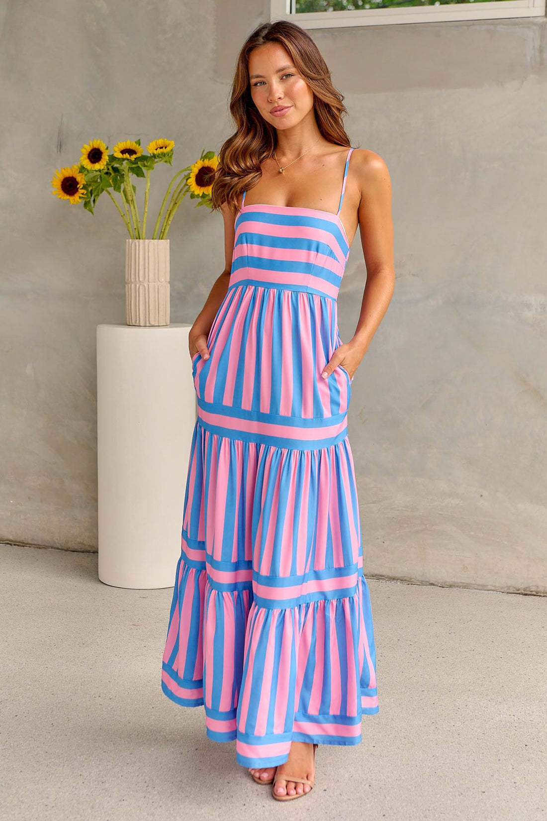 Hayley – Langes Kleid mit Trägern und Taschen im gestreiften Druck für den Strandurlaub