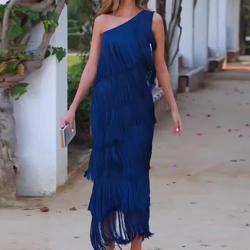 Nicola – Kleid mit diagonellem Kragen und mehrlagigem Fransen-Stitching-Design