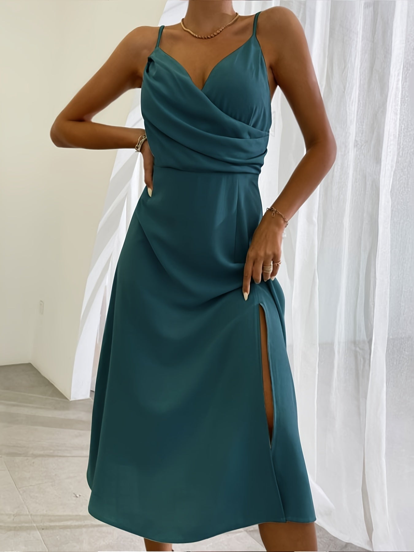 Rachel – V-Ausschnitt Slip-Kleid mit tiefem Ausschnitt und bedrucktem Schlitz
