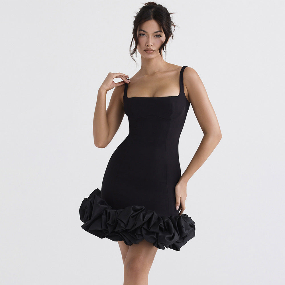 Tanya – Schwarzes Trägerkleid mit Quadratkragen