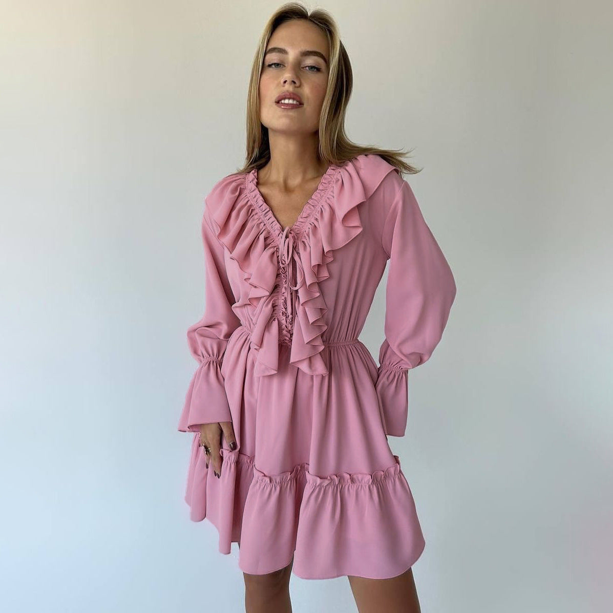 Amy – Faltendes Rüschenshirt mit langen Ärmeln und V-Ausschnitt