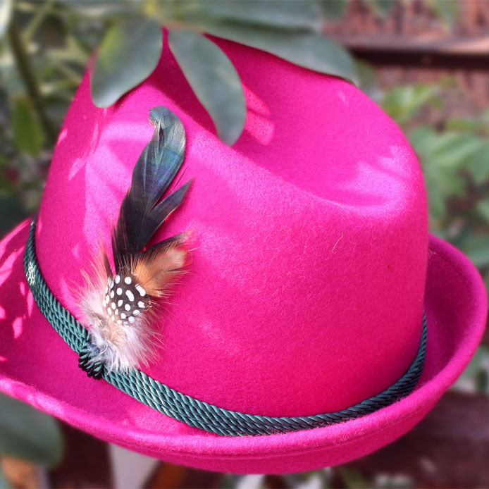 Damen Fedora Hut mit Feder – Oktoberfest Street Style Kurzer Filzhut für modebewusste Frauen
