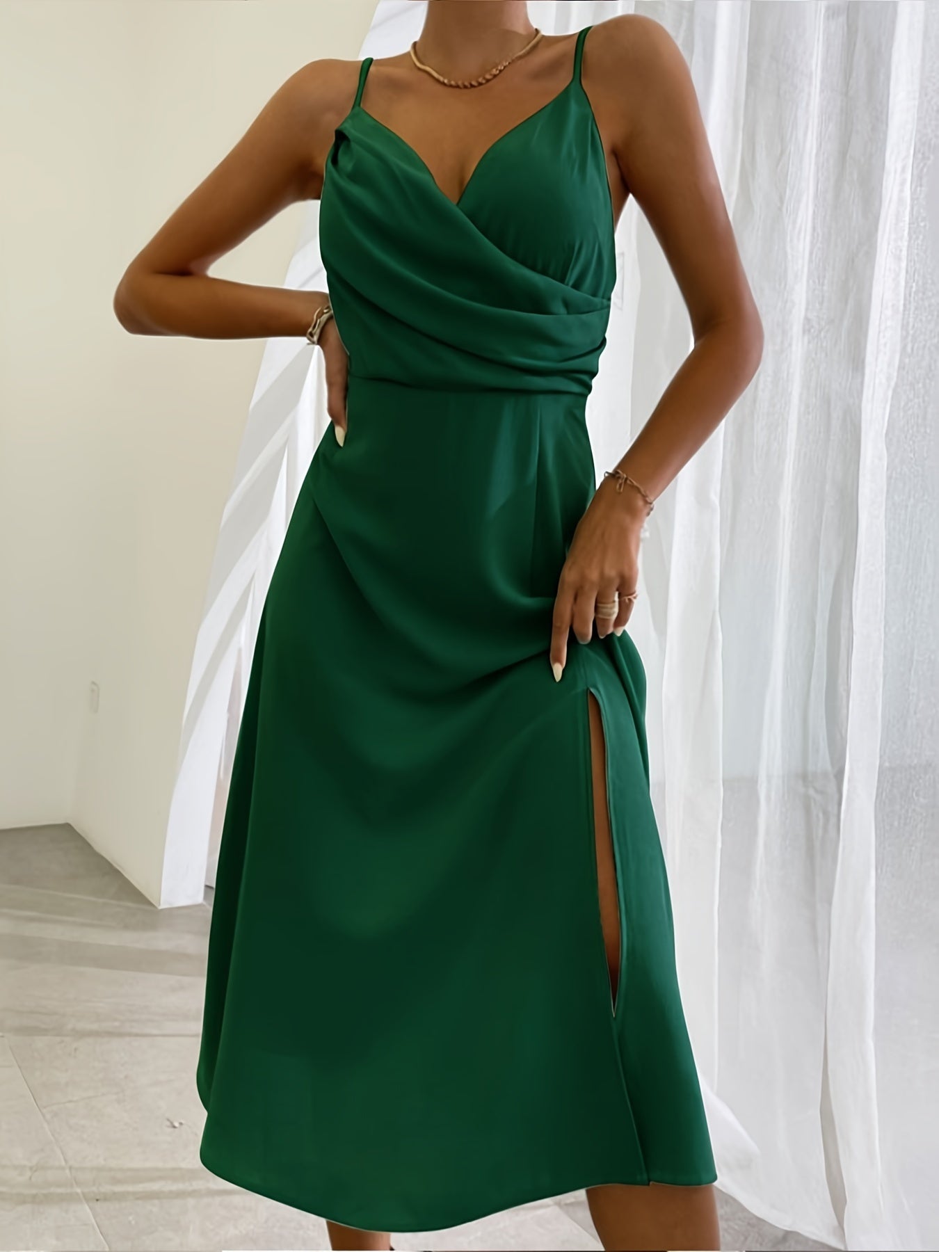 Rachel – V-Ausschnitt Slip-Kleid mit tiefem Ausschnitt und bedrucktem Schlitz