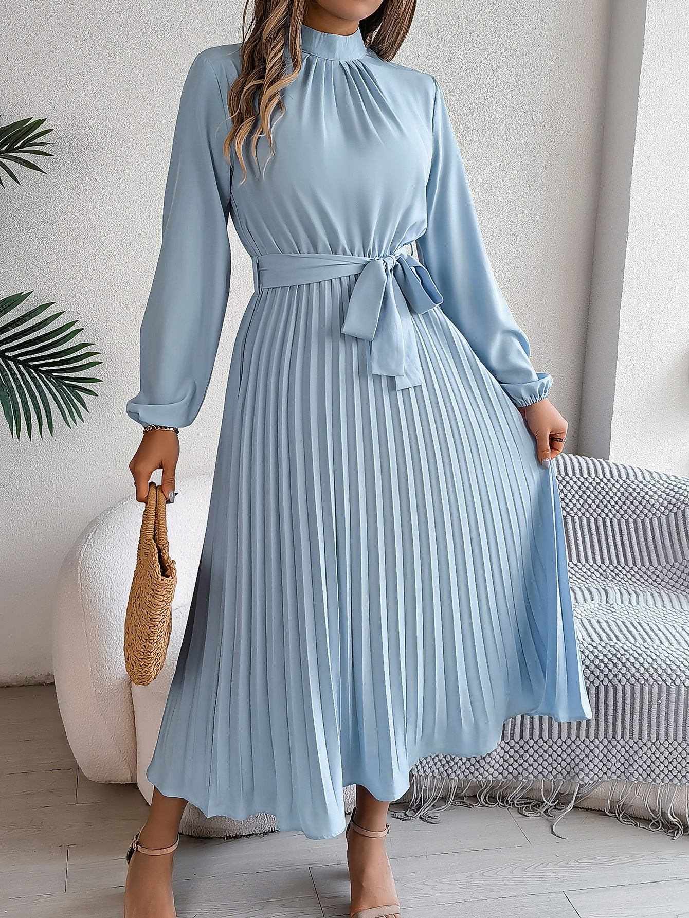 Rachel – Elegantes Kleid mit Stehkragen und langen Ärmeln