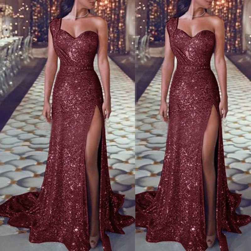 Ruby – Einseitiges ärmelloses glänzendes Split-Kleid