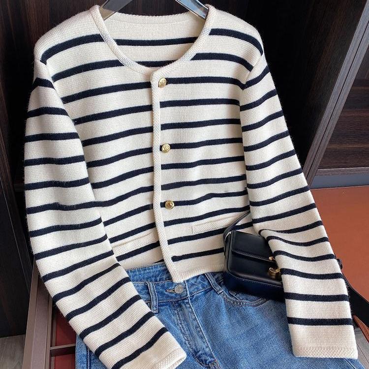 Vanessa – Gestreifter Damenstrickcardigan mit kurzer Länge
