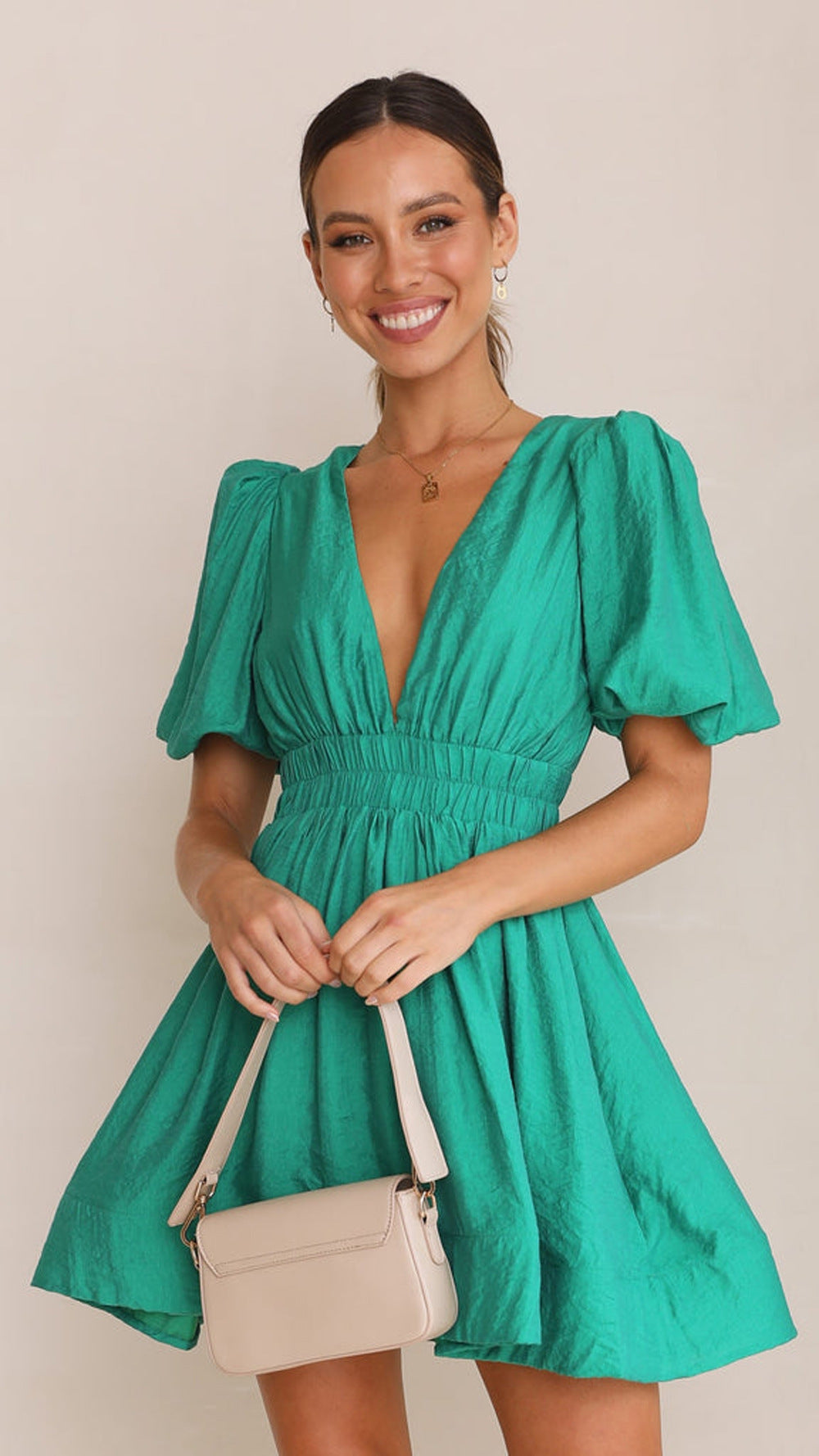 Sophia – Kurzes Kleid mit V-Ausschnitt und Laternenärmeln