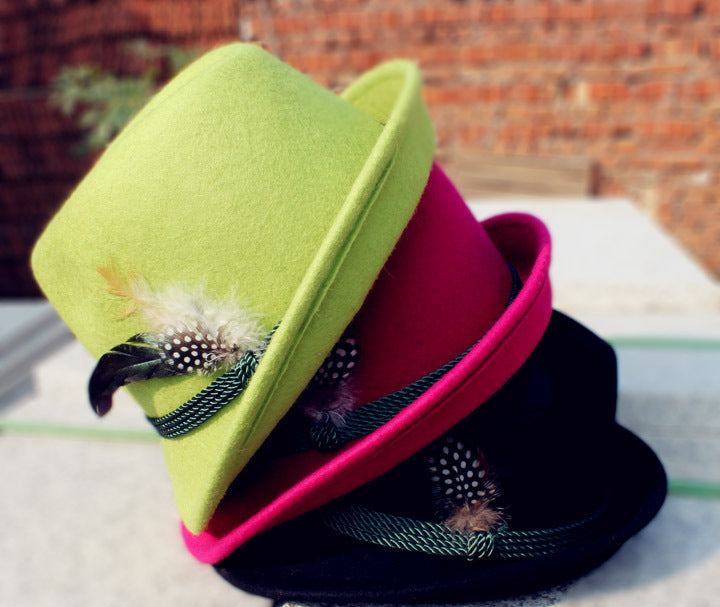 Damen Fedora Hut mit Feder – Oktoberfest Street Style Kurzer Filzhut für modebewusste Frauen