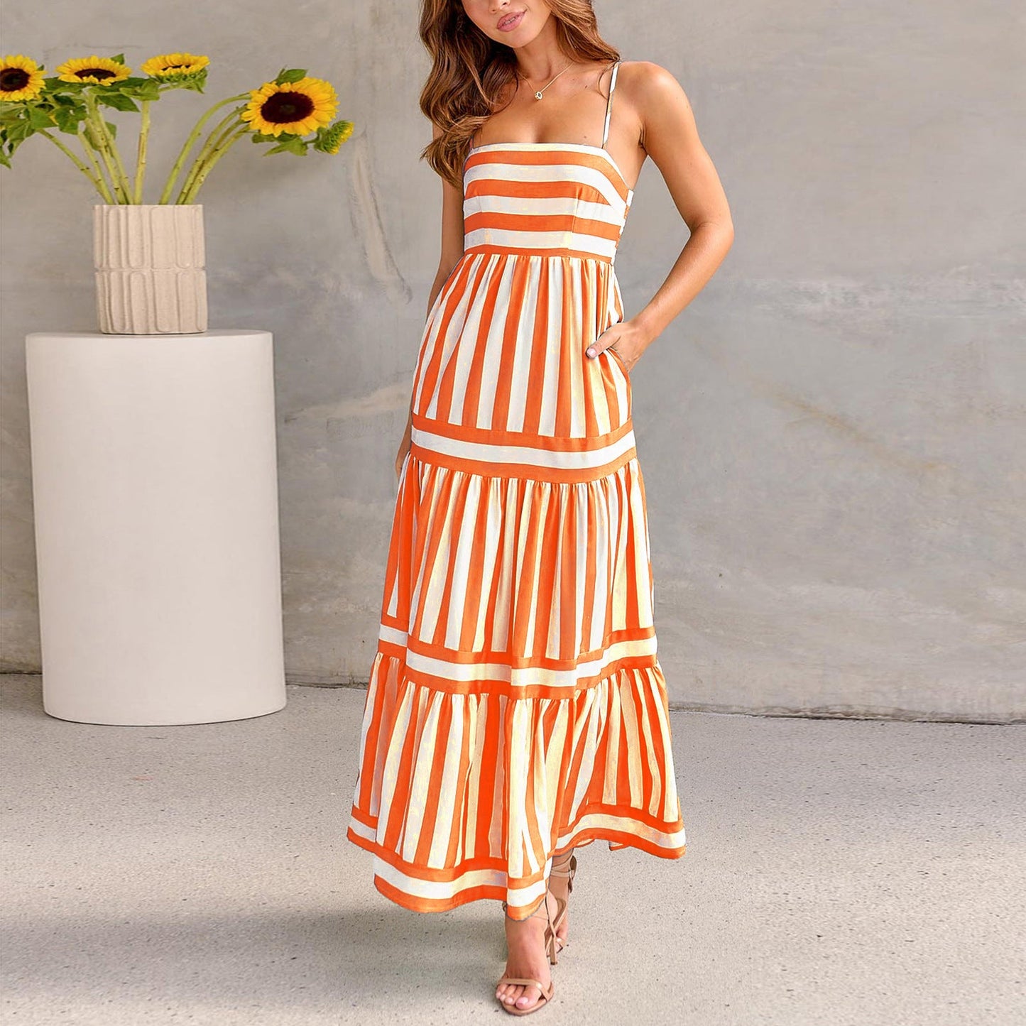 Hayley – Langes Kleid mit Trägern und Taschen im gestreiften Druck für den Strandurlaub