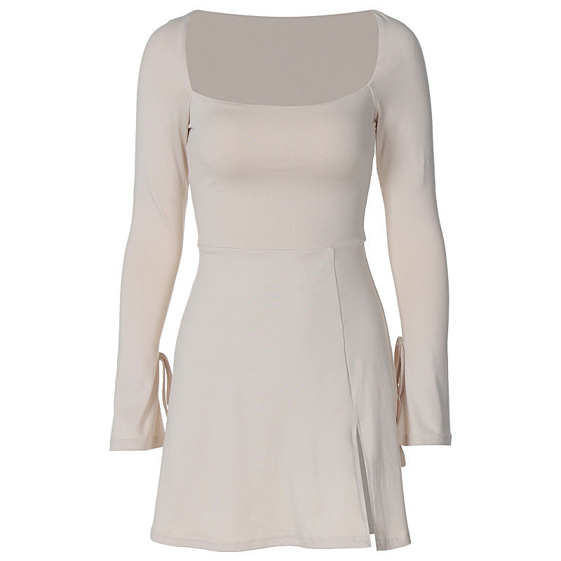 Sharon – Figurbetontes Kleid mit quadratischem Kragen und Glockenärmeln