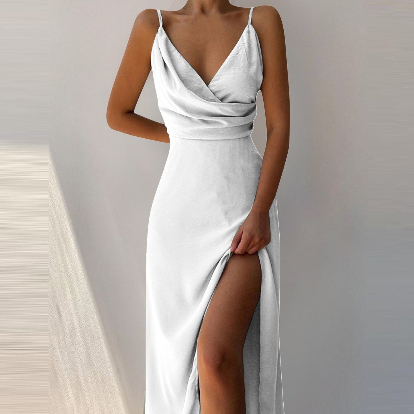 Rachel – V-Ausschnitt Slip-Kleid mit tiefem Ausschnitt und bedrucktem Schlitz