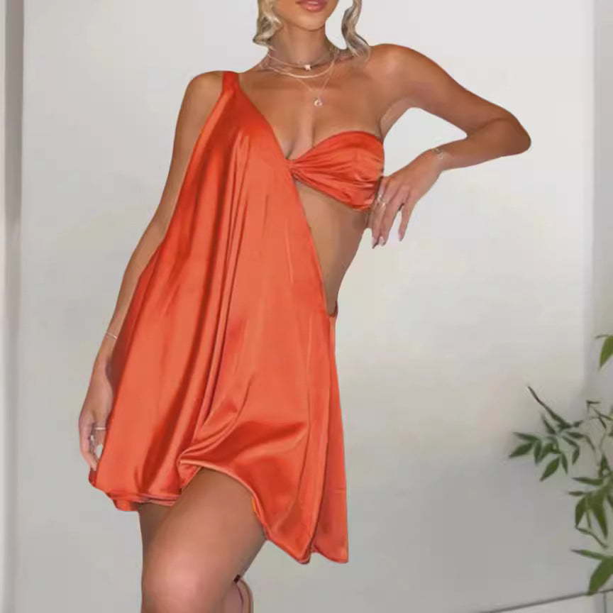 Carly – Asymmetrisches Partykleid mit schulterfreiem Design