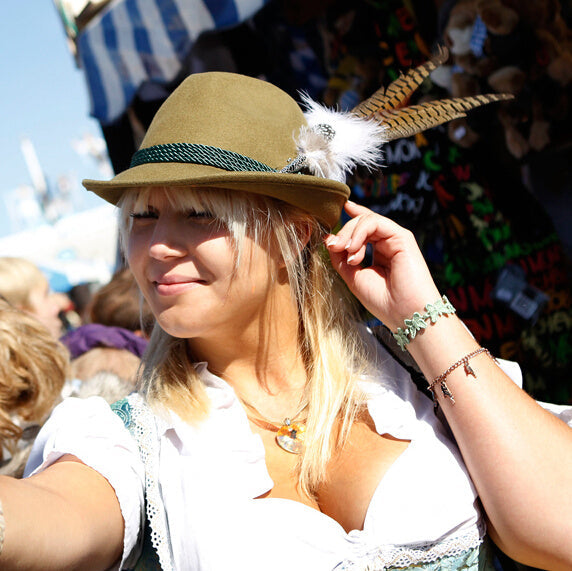 Damen Fedora Hut mit Feder – Oktoberfest Street Style Kurzer Filzhut für modebewusste Frauen