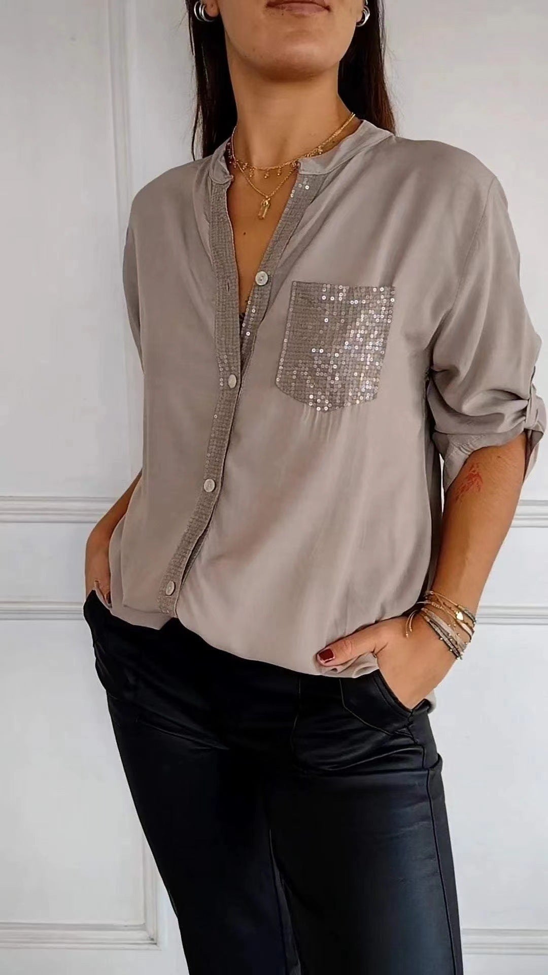 Carol – Lässiges Button-Down Langarmshirt mit Pailletten-Taschen Design