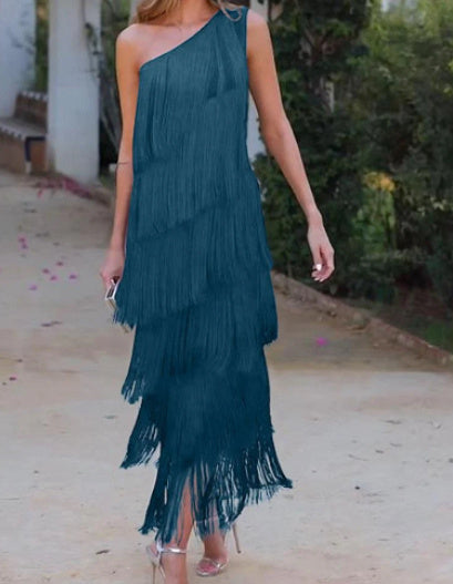 Nicola – Kleid mit diagonellem Kragen und mehrlagigem Fransen-Stitching-Design