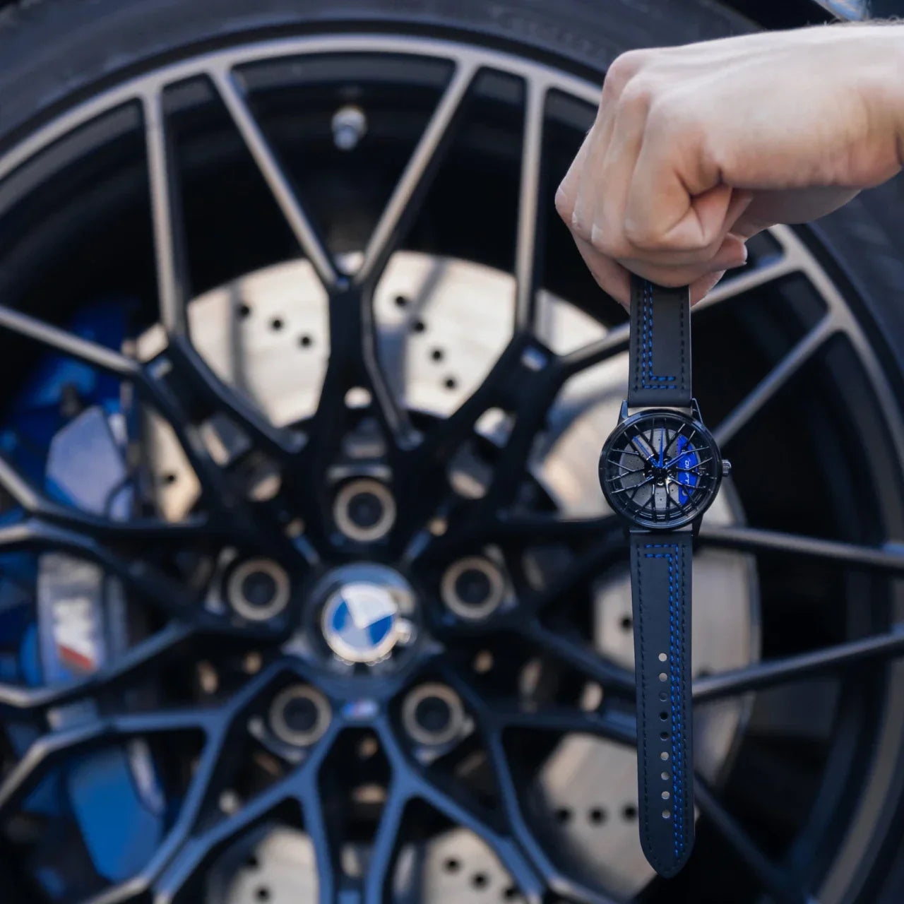 Sommerliche Herrenuhr im Sportfelgen-Design – Armbanduhr für Männer, auffälliger Look für Freizeit & Urlaub