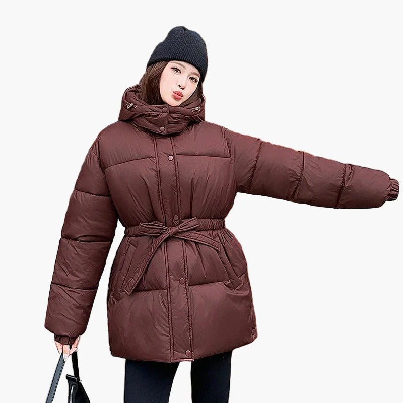 Damen Winter Steppjacke mit Gürtel und Kapuze – Modische Outdoorjacke für kalte Tage
