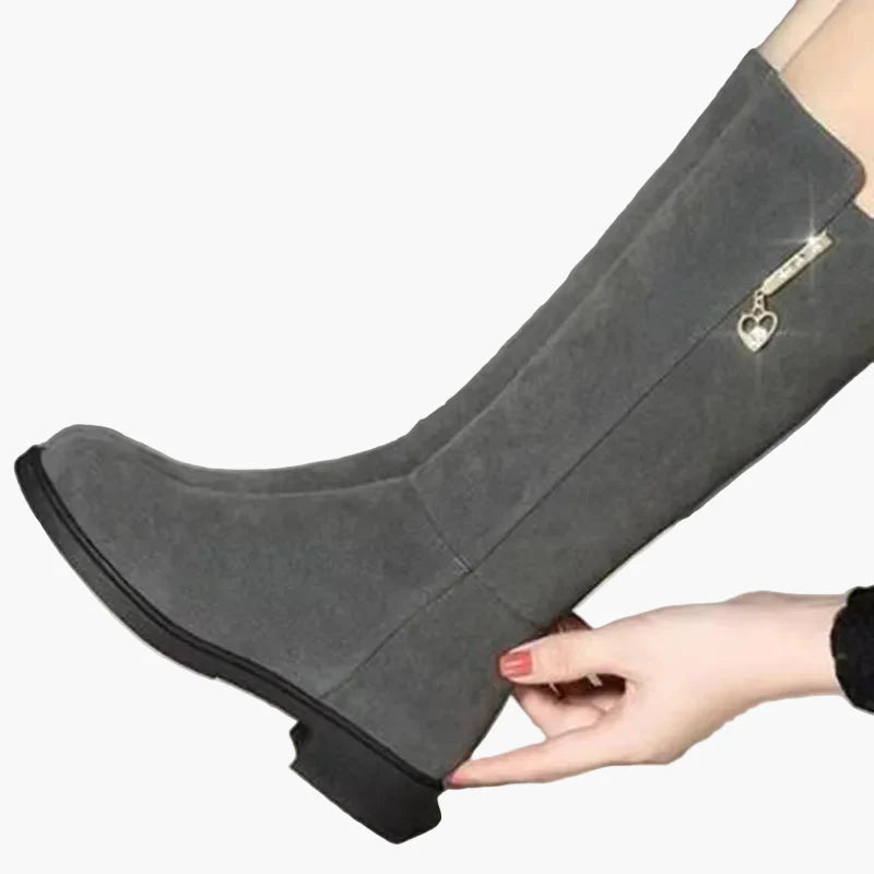 Damen Stiefel mit Herzanhänger – Elegante Kniehohe Winterstiefel für Alltag und Ausgehen