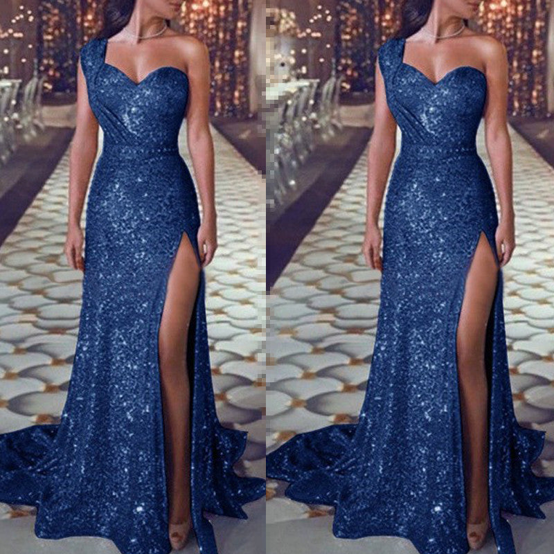Ruby – Einseitiges ärmelloses glänzendes Split-Kleid