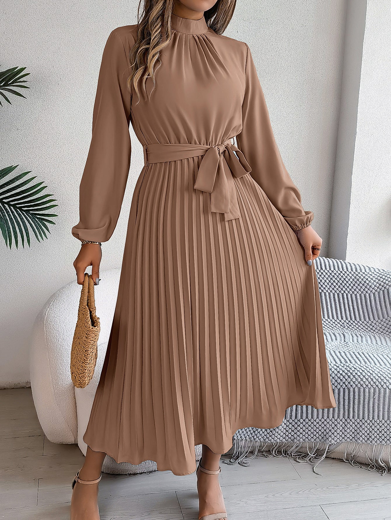 Rachel – Elegantes Kleid mit Stehkragen und langen Ärmeln