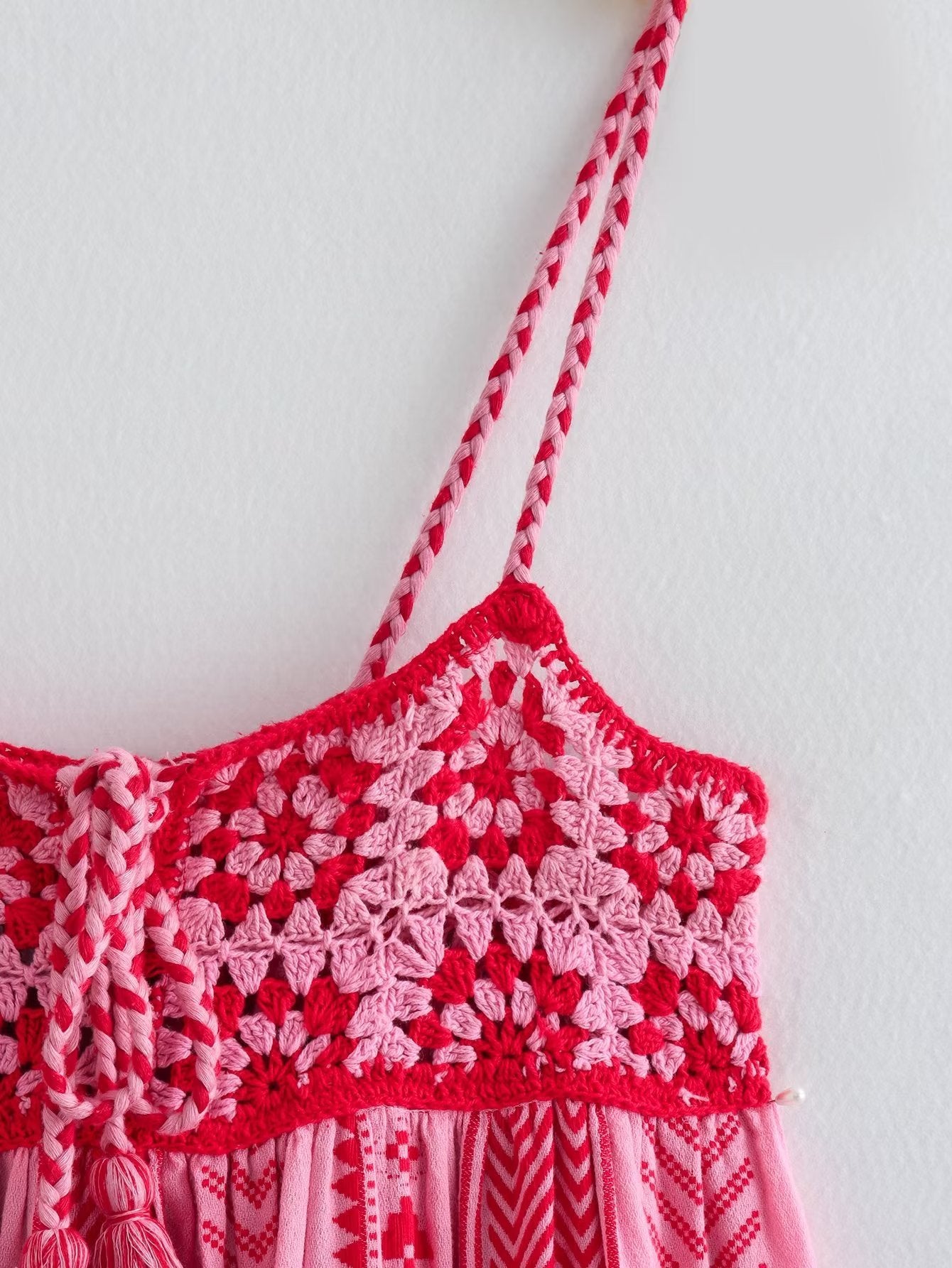 Lucy – Langes gehäkeltes Kleid mit U-Ausschnitt und Spaghetti-Trägern