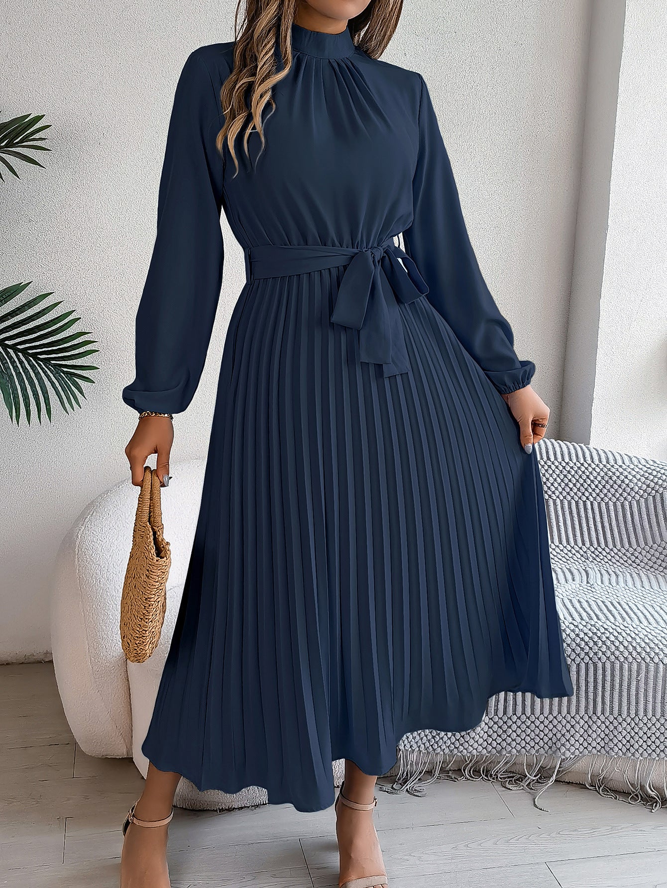 Rachel – Elegantes Kleid mit Stehkragen und langen Ärmeln